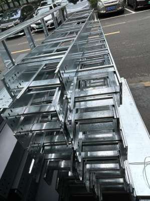 托盤式電纜橋架結構特點與輕工業布線適用場景